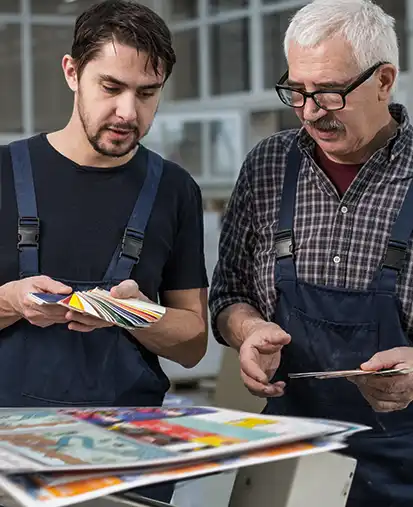 Mitarbeiter prüfen Farben vom Druck