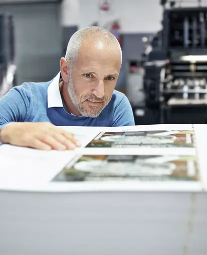 Automatisierter Dokumentenversand - Mann prüft Druckbild