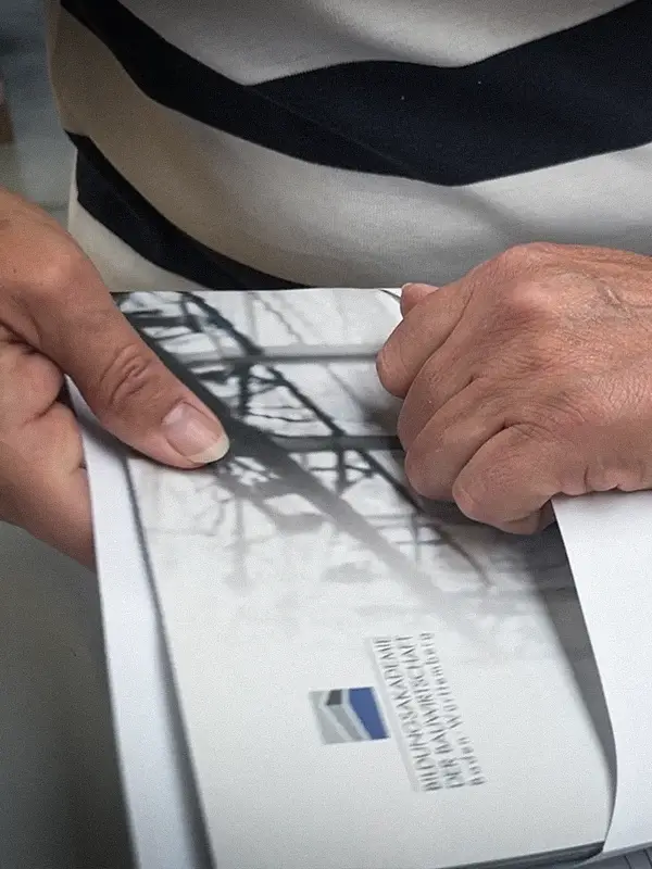 manuelle Kuvertierung zwei Hände legen Schreiben in einen Briefumschlag