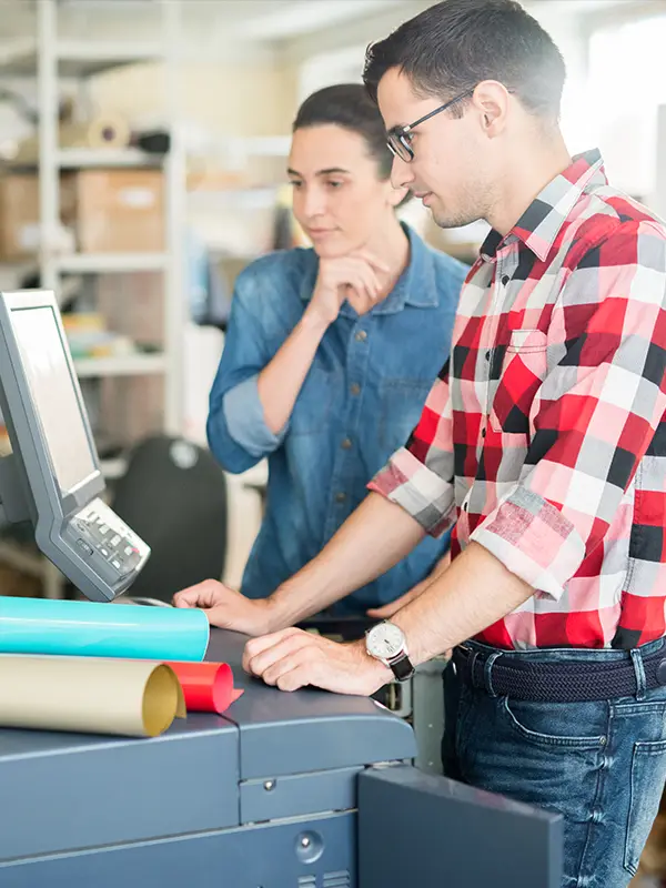 Mitarbeiter prüfen Farben vom Druck